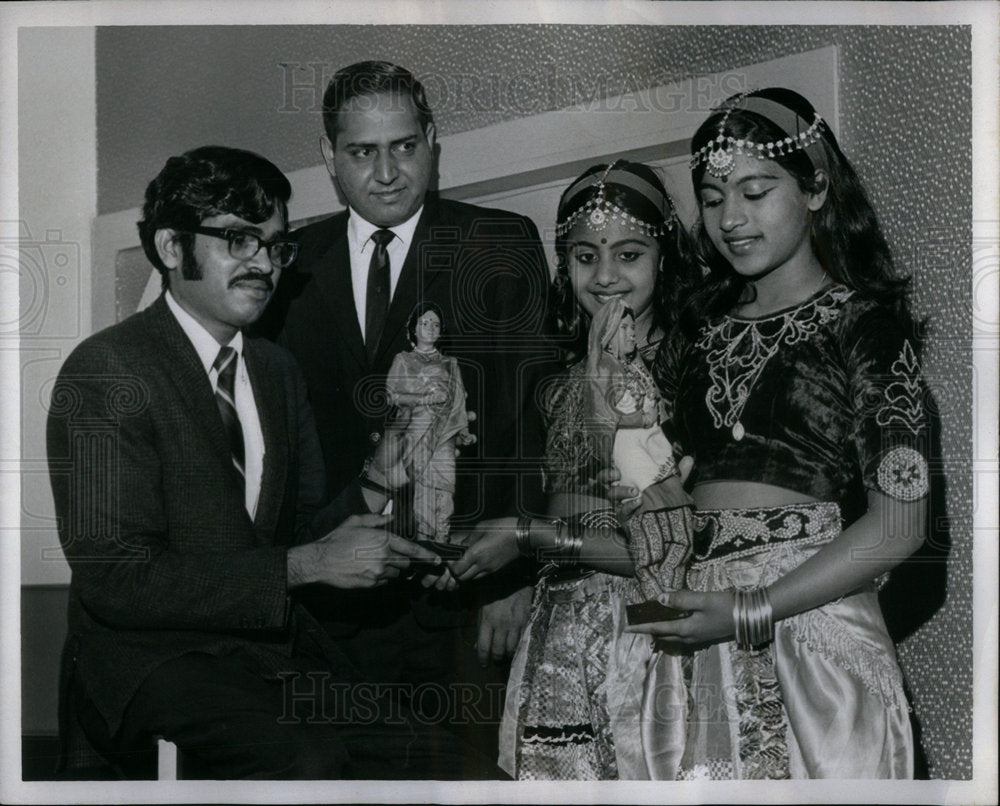 1970 Sari-clad Indian dancers Lata Lisa - Historic Images