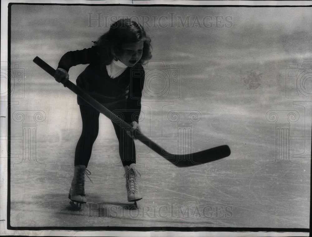 1975 Robert Crown Ice Skating School hockey - Historic Images