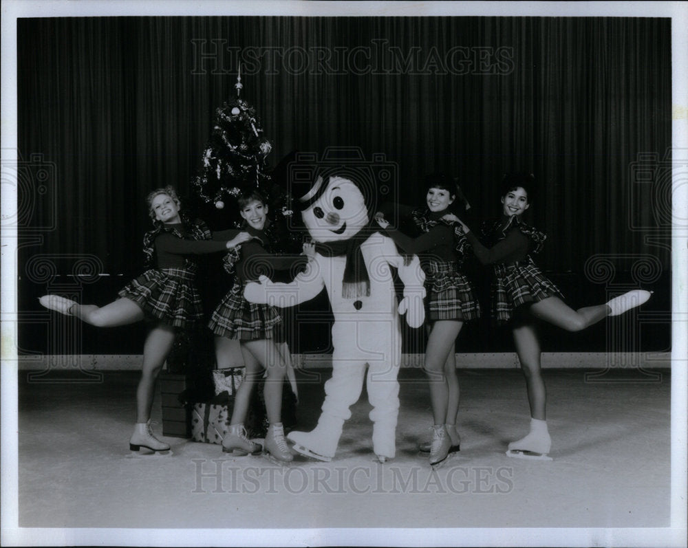 1989 Santa&#39;s Hoilday ice Revue Arts Center - Historic Images