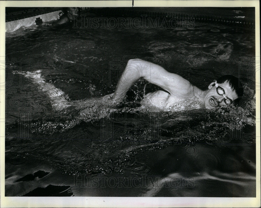 1984 Chiman one legged Swimmer - Historic Images