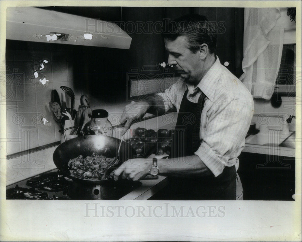 1982 Roy Nelson Garlic Beef Dish - Historic Images