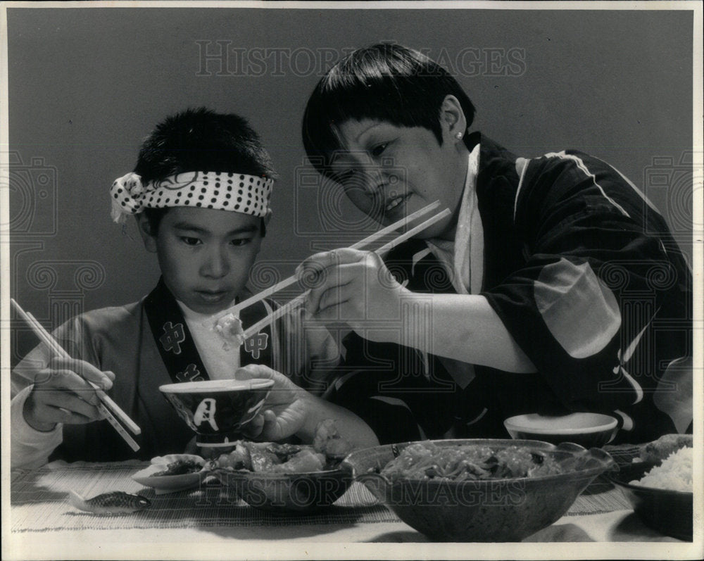 1987 Brian learn pick up food serving dish - Historic Images