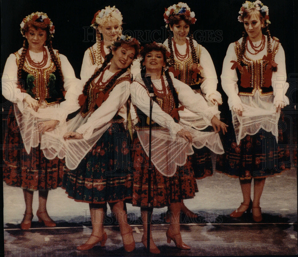 1990 Lira Singers Perform "Krzesany" - Historic Images