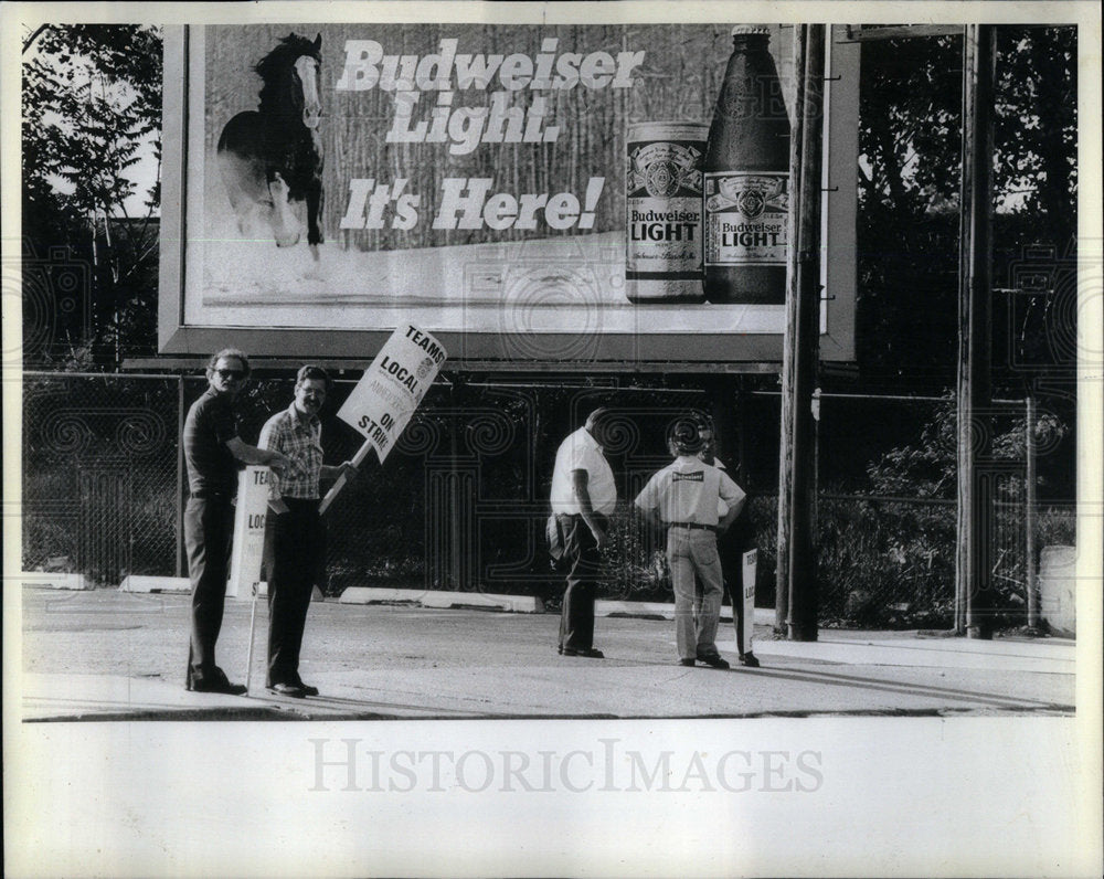 1982 Striking Truck Drivers Anheuser Busch - Historic Images