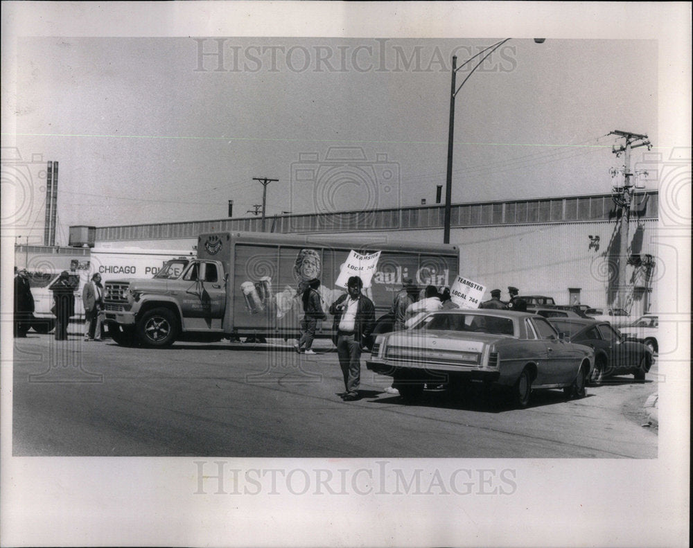 1989 Beer Truck Drivers Picket - Historic Images