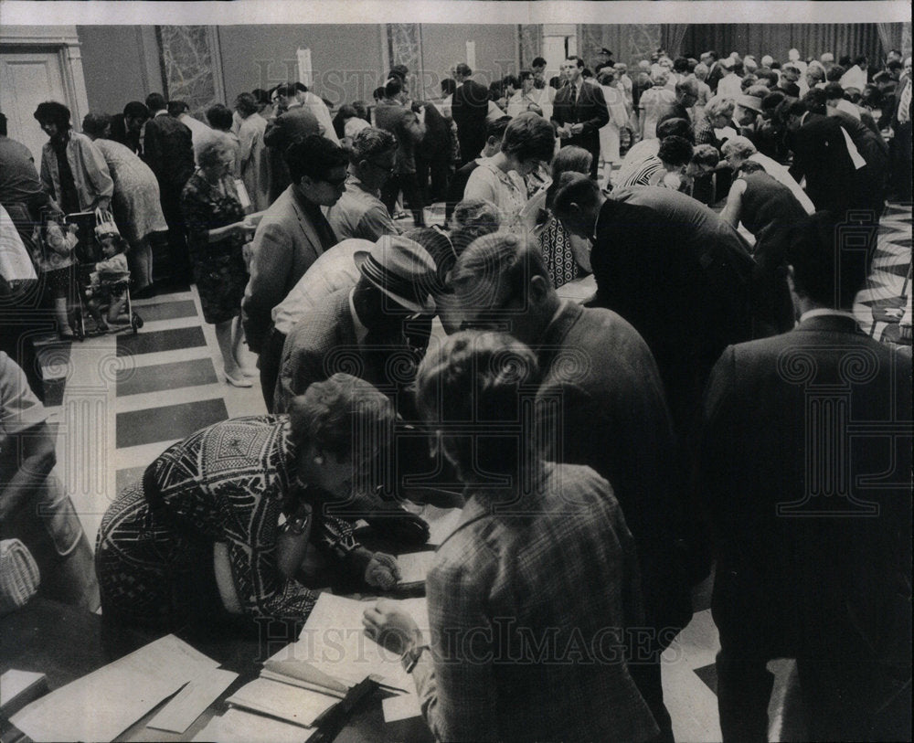 1970 Investors Line up at Bank - Historic Images