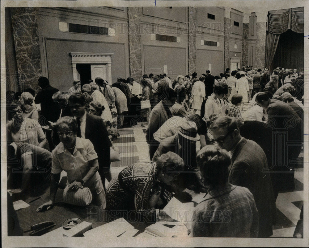 1972 Some of Investors Lined Up - Historic Images