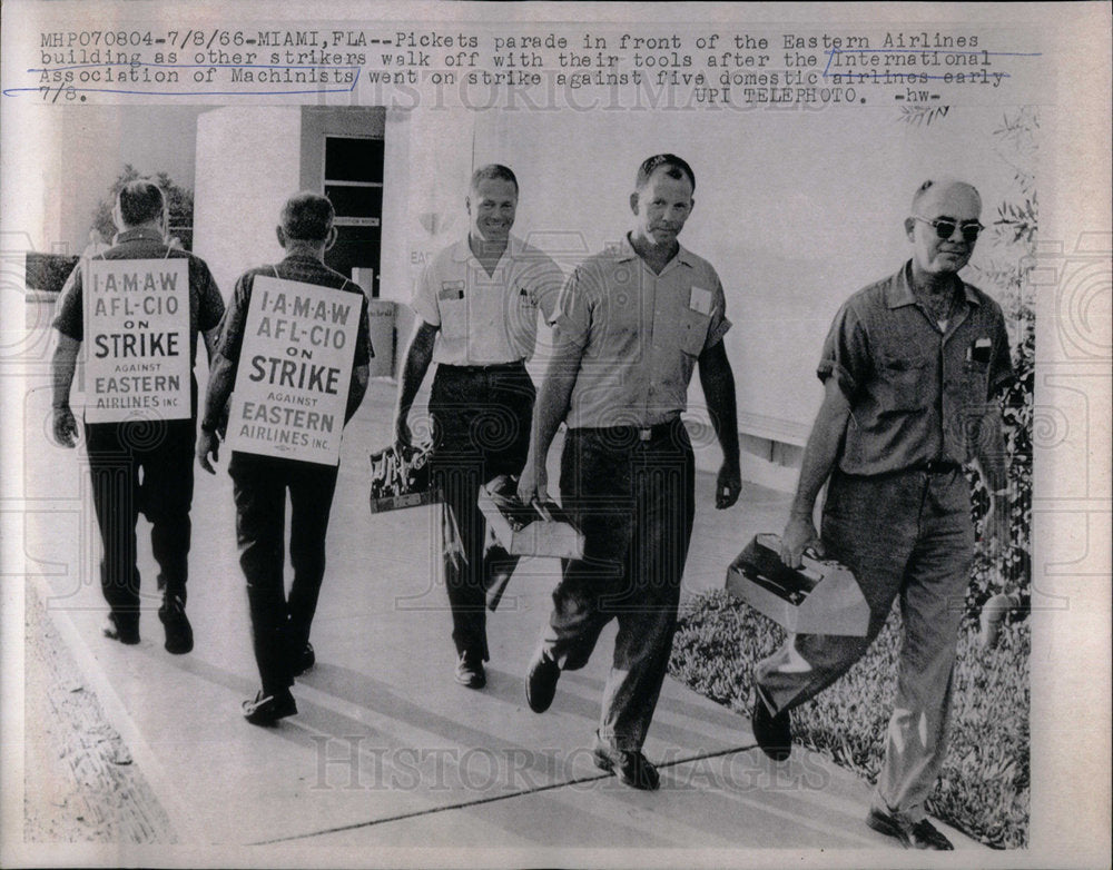 1966 Pickets Eastern Airlines Machinists - Historic Images