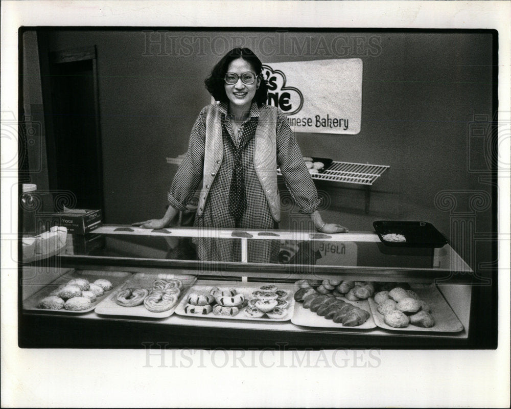 1980 Fong Chun in her bakery with the best - Historic Images