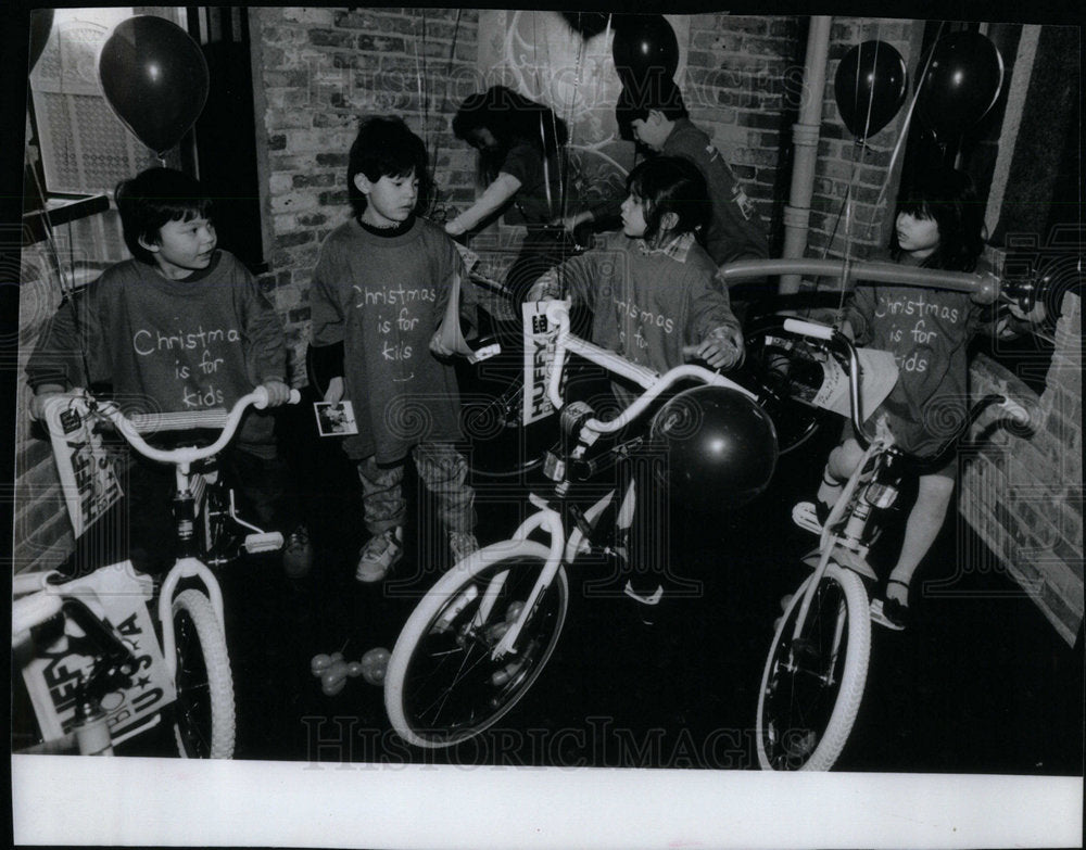 1989 needy kids get bikes for Christmas - Historic Images