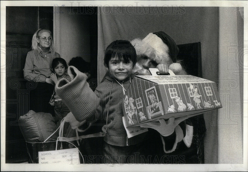 1980 Juan Martinz Takes Gifts Home - Historic Images