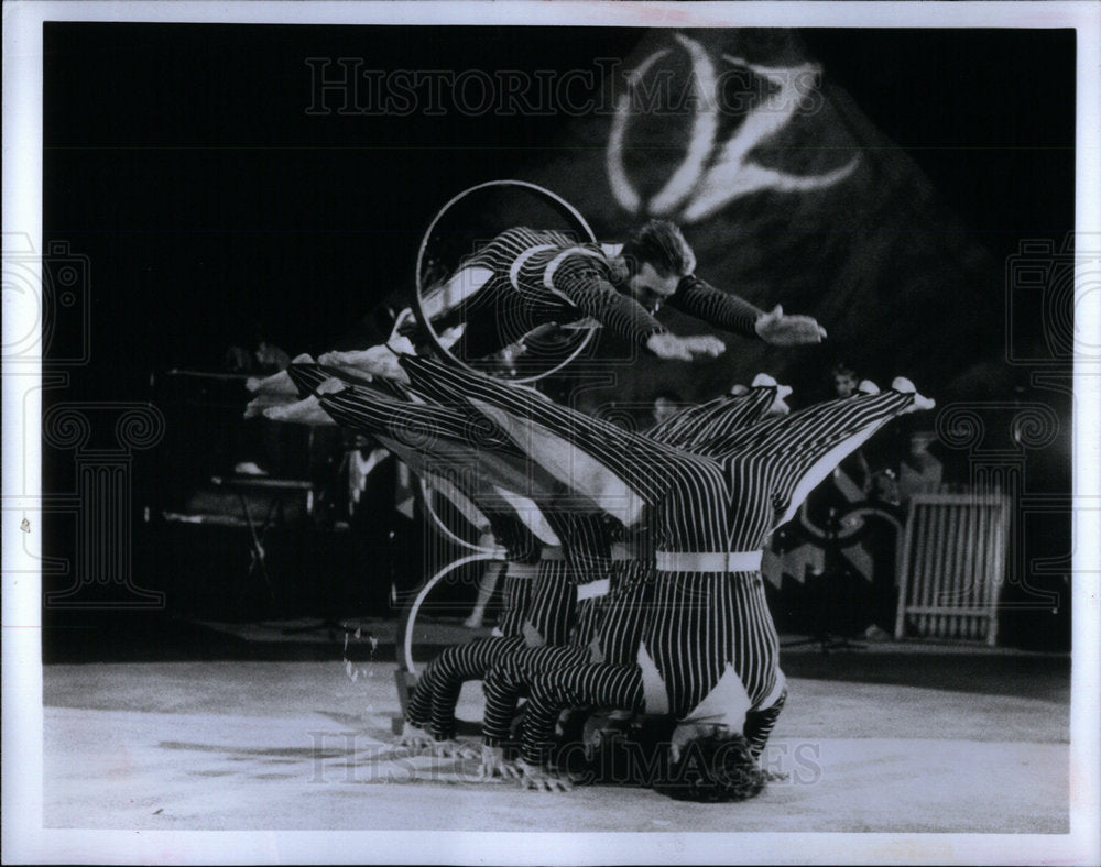 1992 Circus Oz Blackstone Theatre Chicago - Historic Images