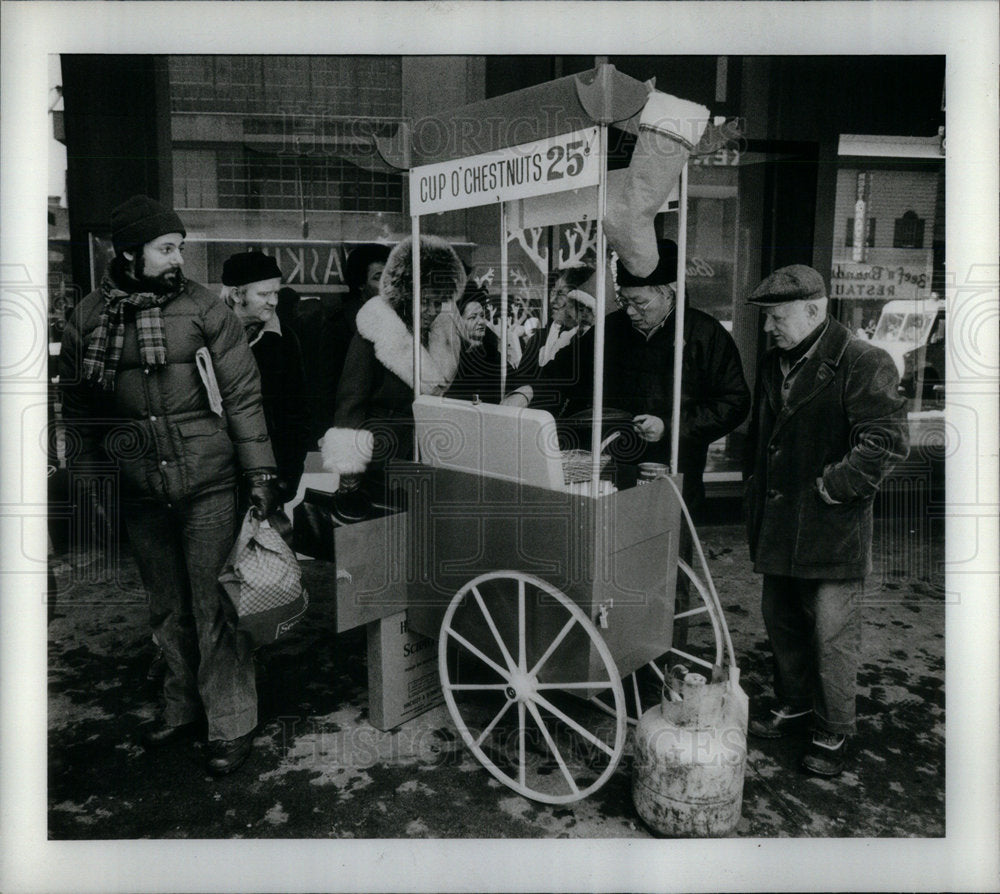 1977 De Yip Loo chestnut vendor. - Historic Images