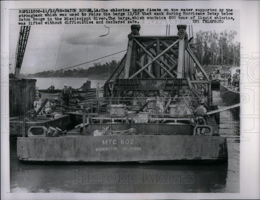 1965 Sunken Barge Raised Mississippi River - Historic Images