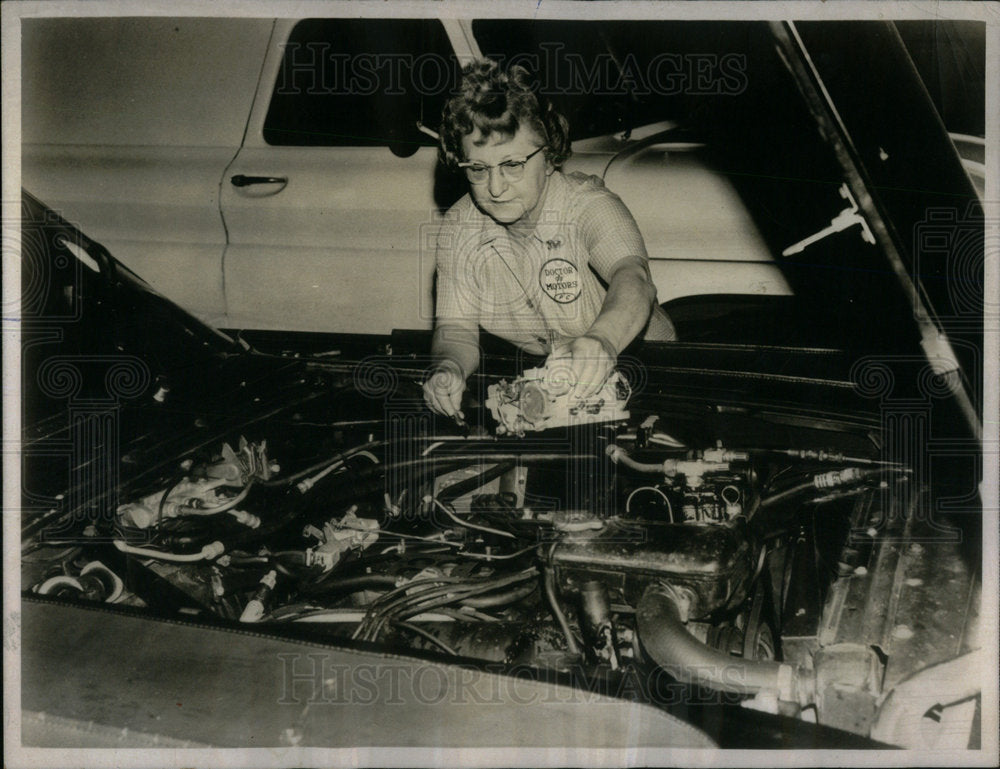 1966 Mae Harper female mechanic - Historic Images