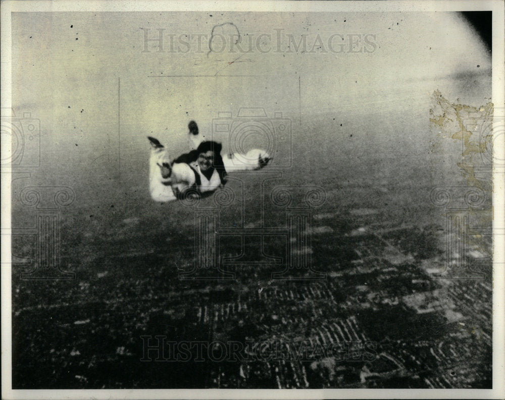 1978 Chicago parachutist Seha photographs - Historic Images