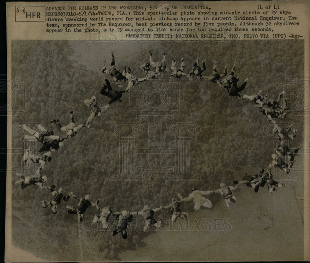 1974 Group parachuting and form a mid circl - Historic Images