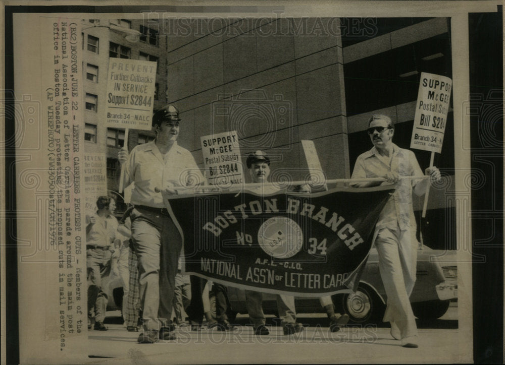 1976 Letter Carriers Protest Cuts - Historic Images