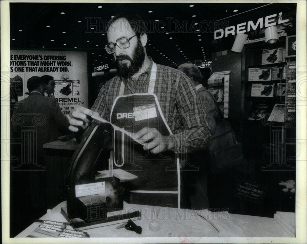 1984 Bill Stankus demonstrates sander - Historic Images