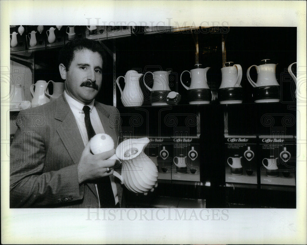 1984 Richard Parke holds Coffee Butler. - Historic Images