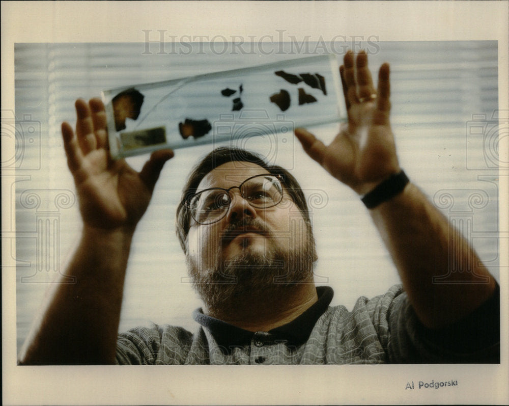 1992 Joe Monggelluzzo looks for clues - Historic Images