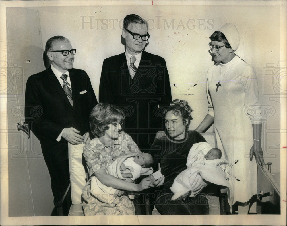 1971 3000000th Blue Cross Member Baby - Historic Images