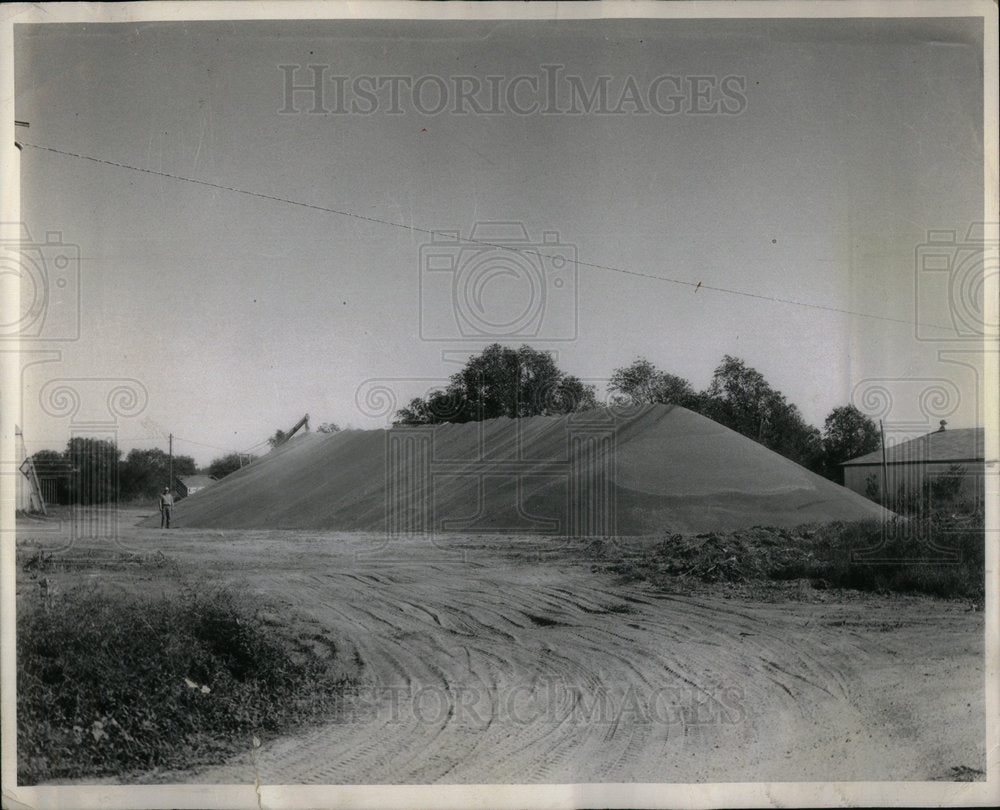 1963 Grain Stored Ground Holstein Nebraska - Historic Images