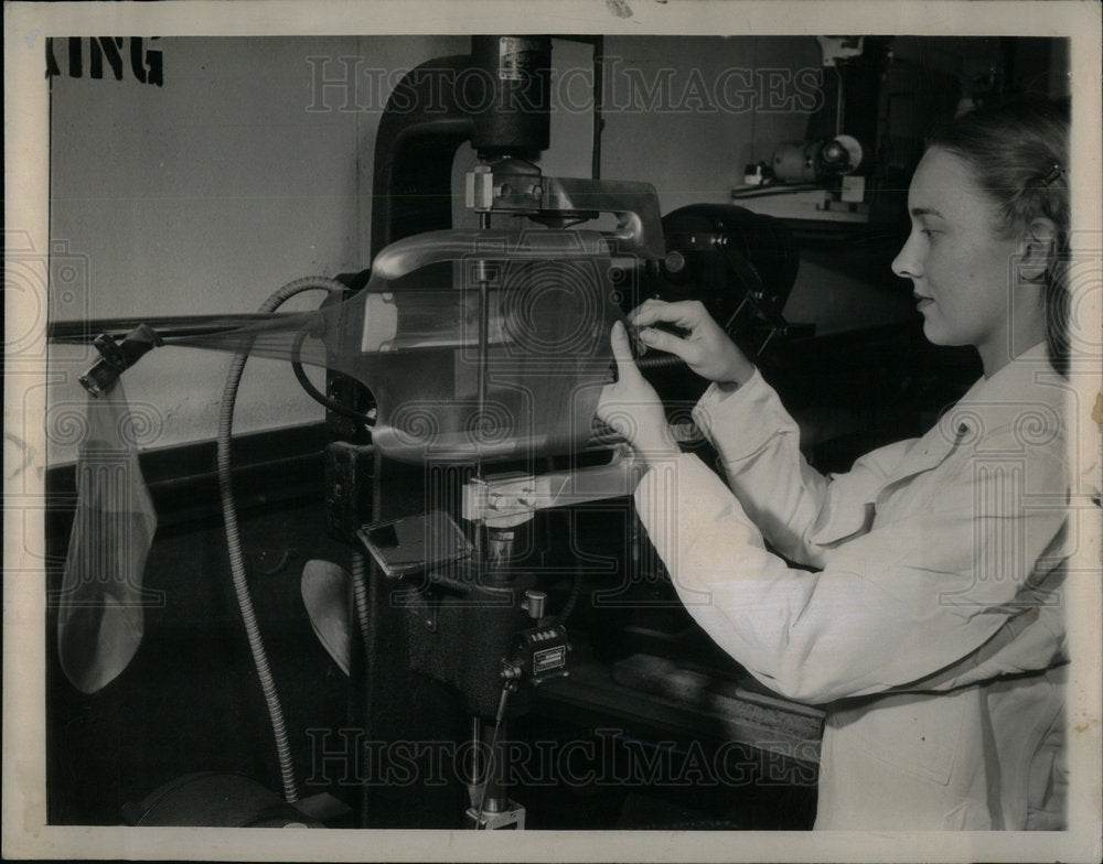 1947 Elasticity Of Yarn Is Tested - Historic Images