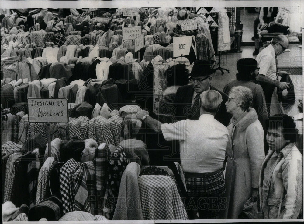 1974 Many Are Makig Their Own Clothes - Historic Images