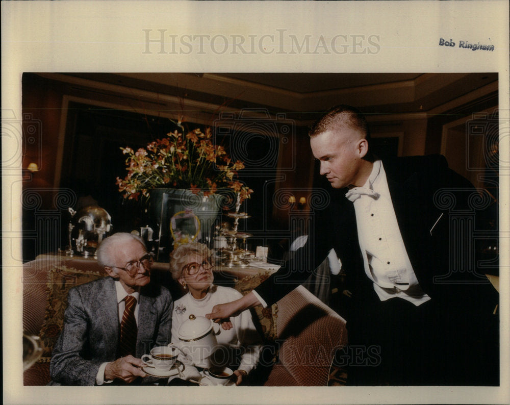 1993 Andy Wielkopolan Fairmont Hotel Waiter - Historic Images