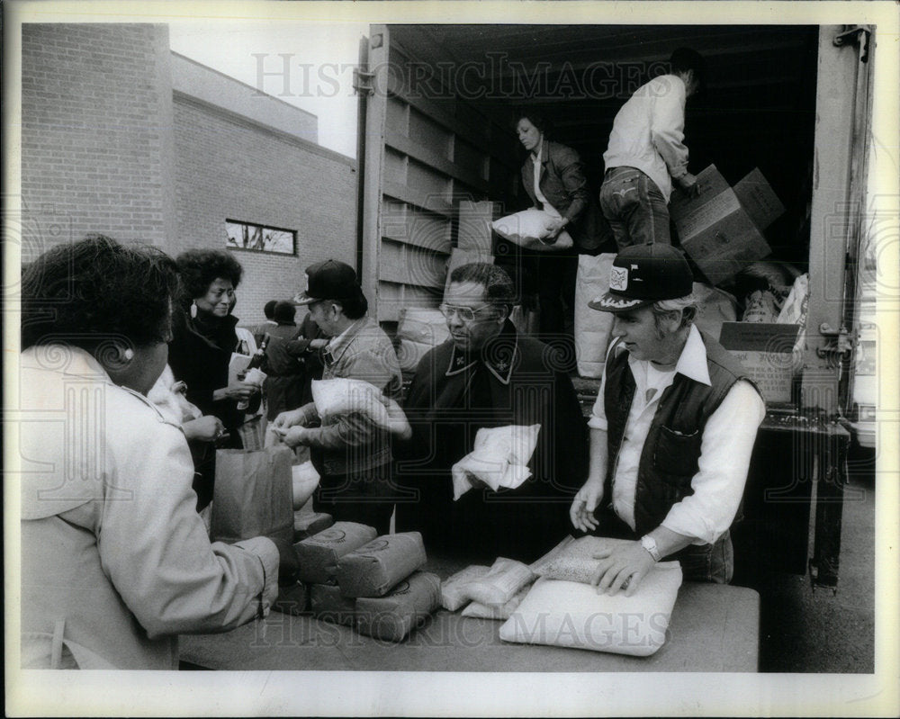 1985 Missouri Farmers sell goods - Historic Images