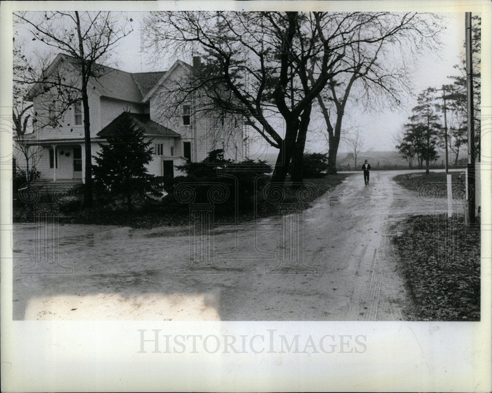 1982 Man Jogging Street In Rain Huftalin - Historic Images