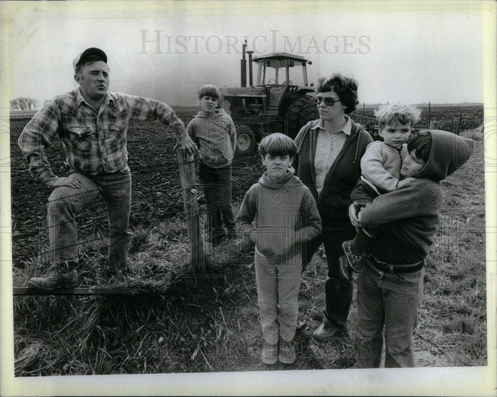 1983 Engal Family On Farm Hampshire - Historic Images