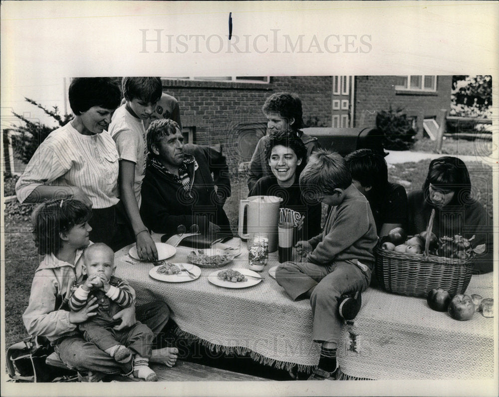 1985 David Schroeder Family Farm Bankruptcy - Historic Images