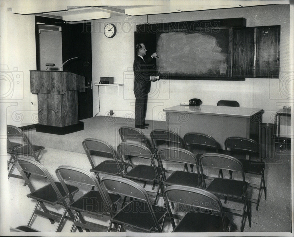 1954 Marlin Johnson FBI agent training room - Historic Images