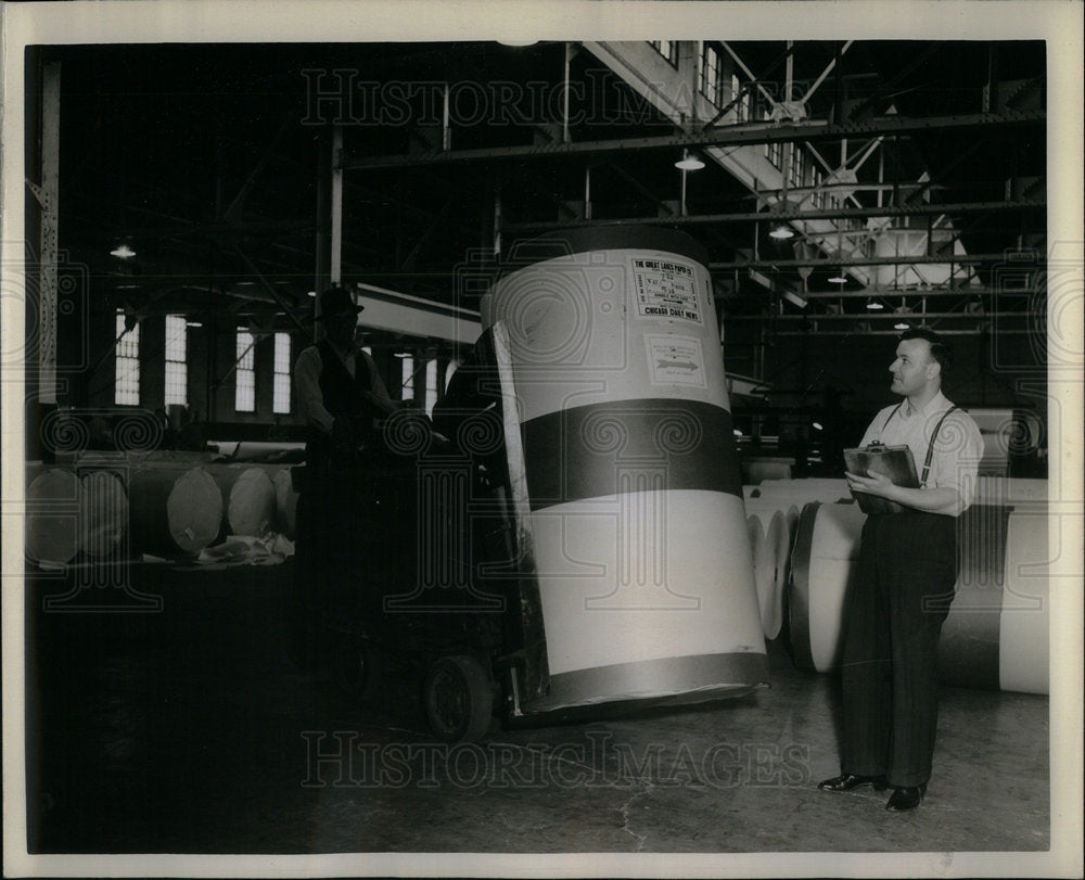 1942 Newsprint At Great Lakes Paper Co. - Historic Images