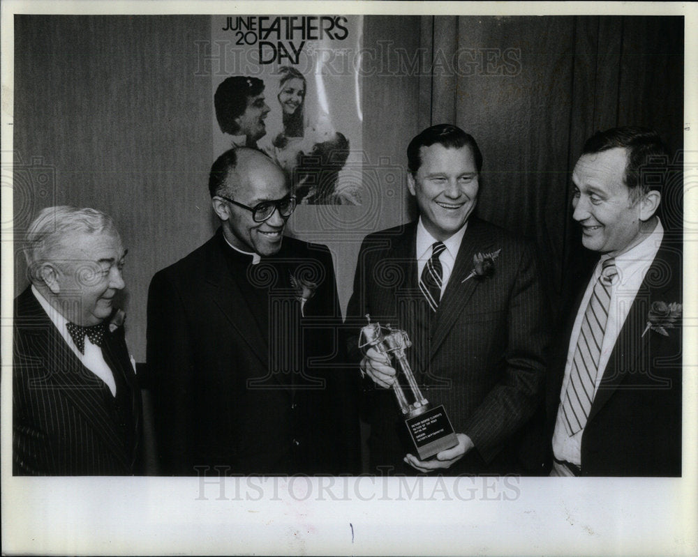 1982 Fathers Of The Year Trophy Winners - Historic Images