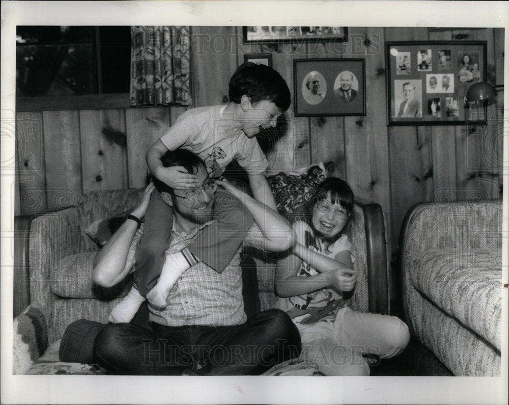 1989 Barry Shapiro son daughter home Ari - Historic Images