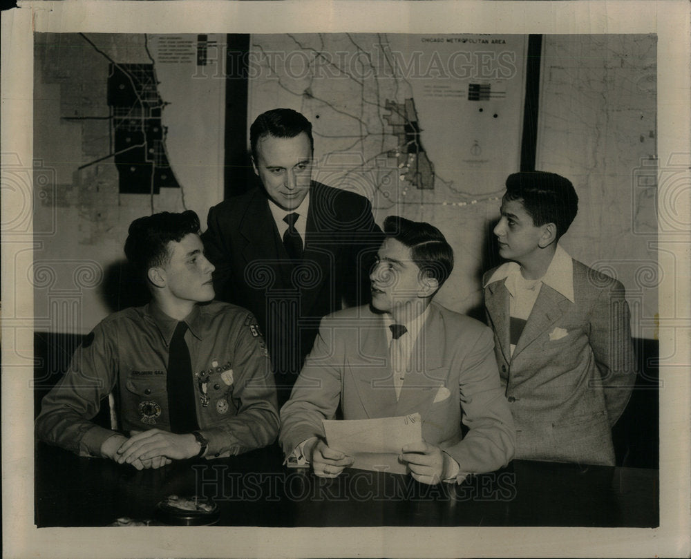 1950 teenagers run city Chicago session - Historic Images