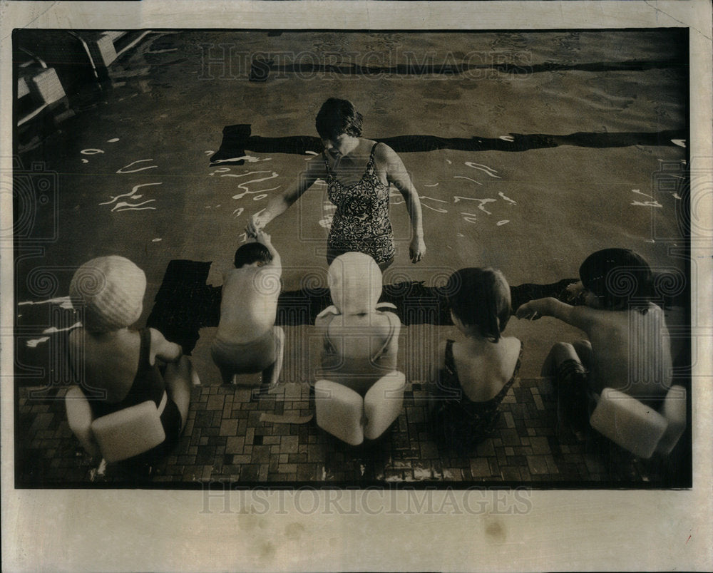 1975 Adult exercising class piano - Historic Images