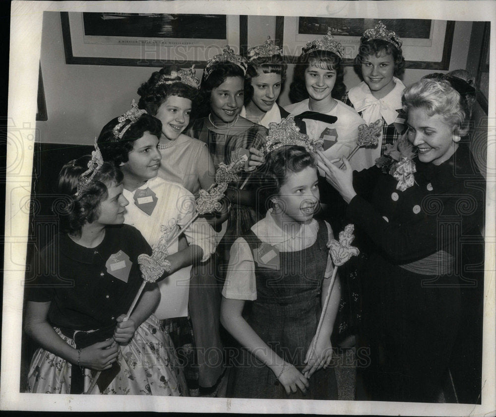 1960 YMCA Girls Crowned Queens Teen Charm - Historic Images