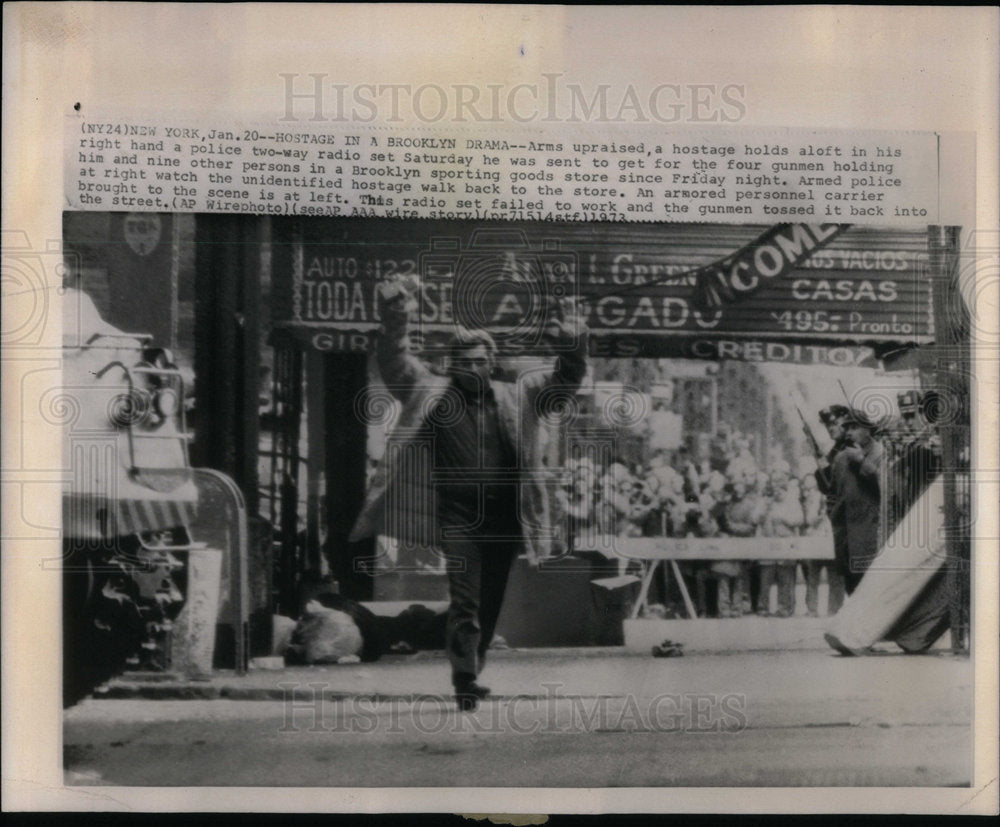 1973 Hostage Brooklyn Police Radio Store - Historic Images