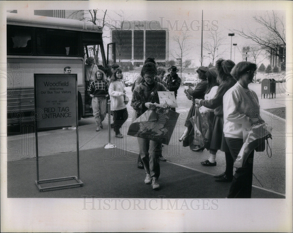 1989 Woodfield Mall Shoppers - Historic Images