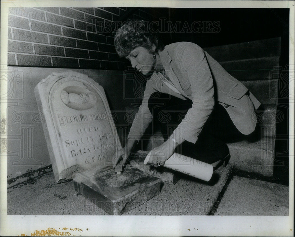 1983 Hirley Paddock Gravestone Kitchen Lake - Historic Images