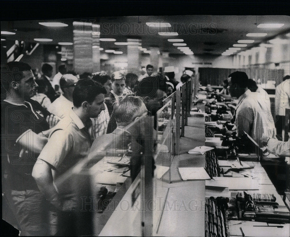 1967 Loop bus station crowd travelers wait - Historic Images