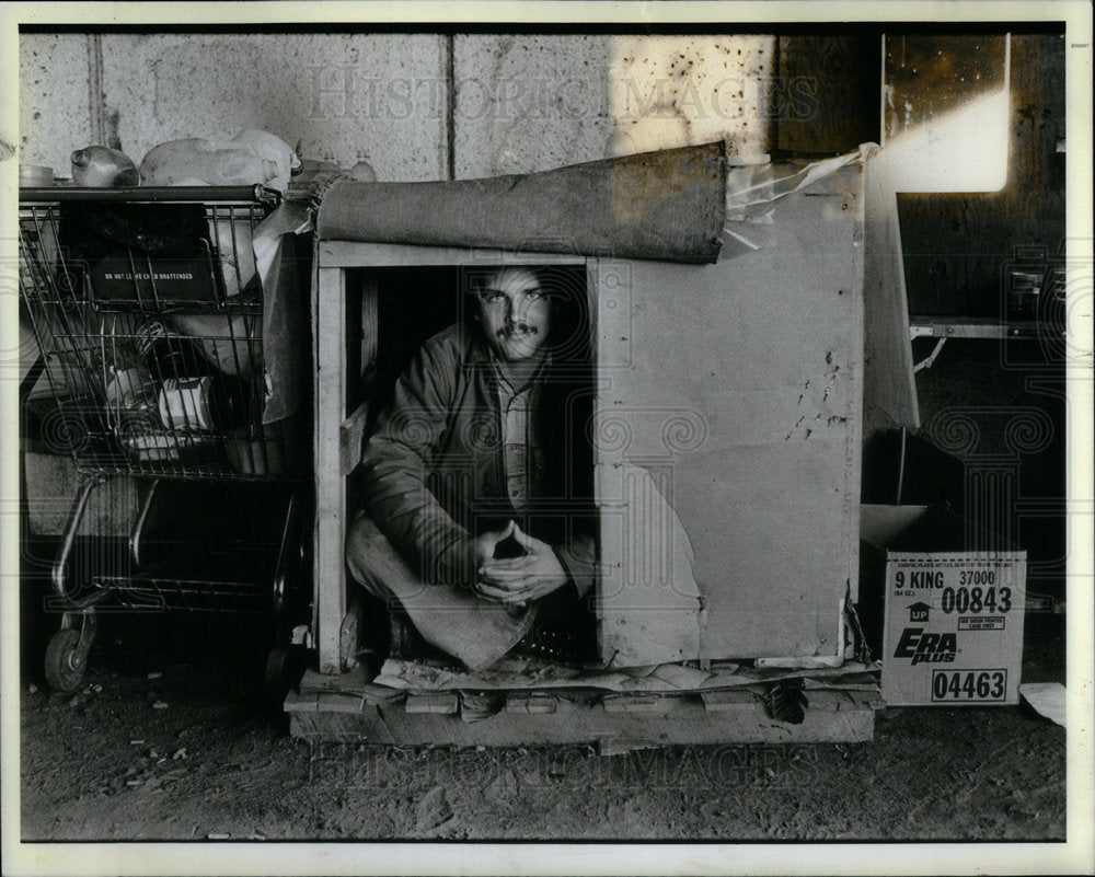 1983 Homeless Man Shanty Town - Historic Images