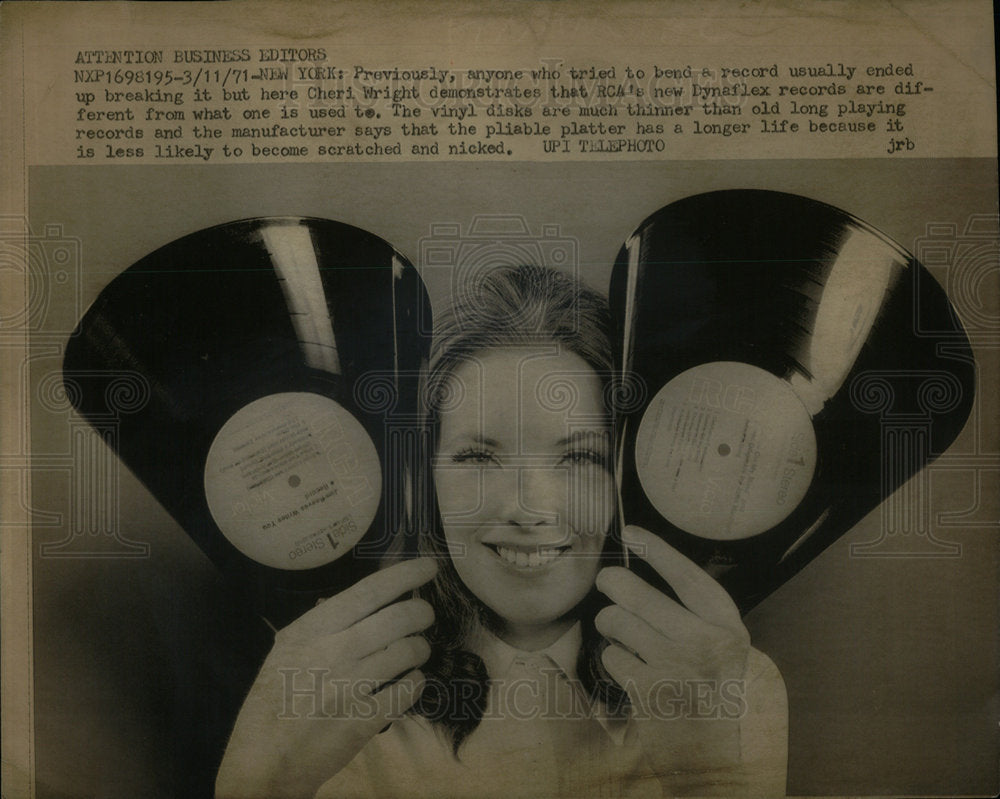 1971 Record Cherl /Wright RCA Demonstrate - Historic Images