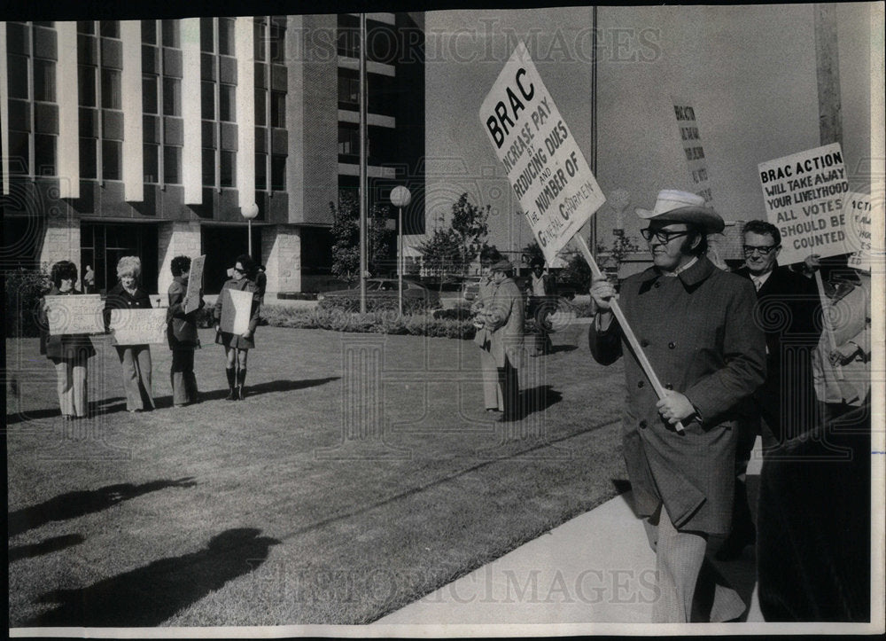 1972 REA &amp; BRAC Pickets - Historic Images