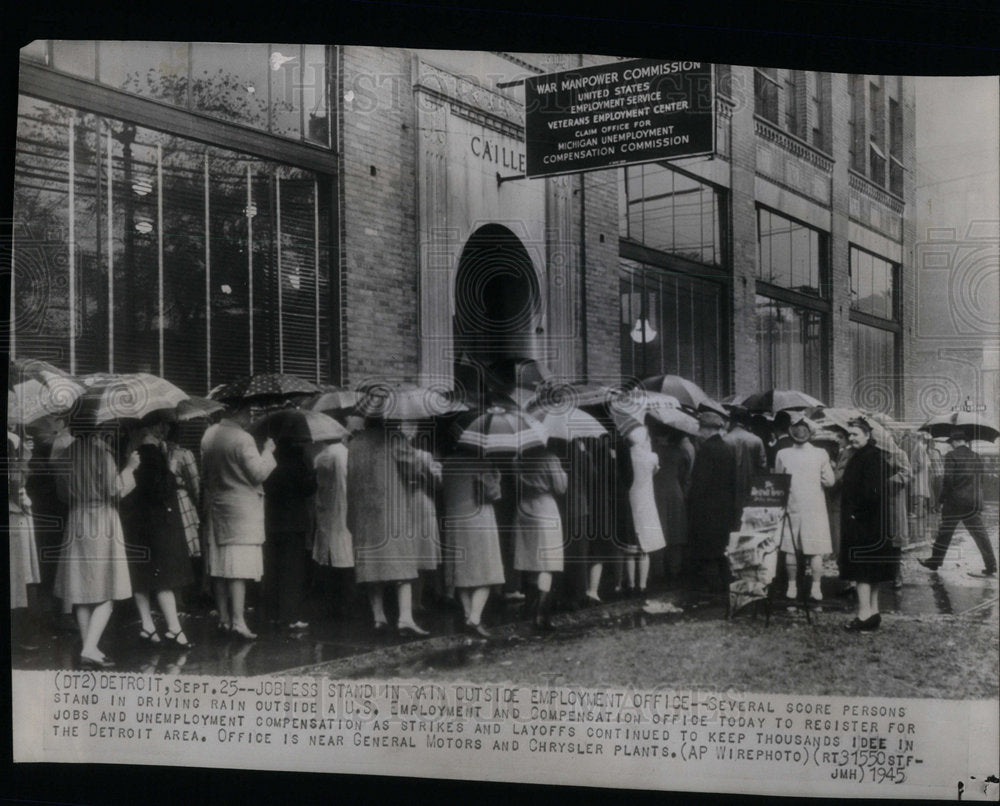 1945 Scene outside employment office. - Historic Images