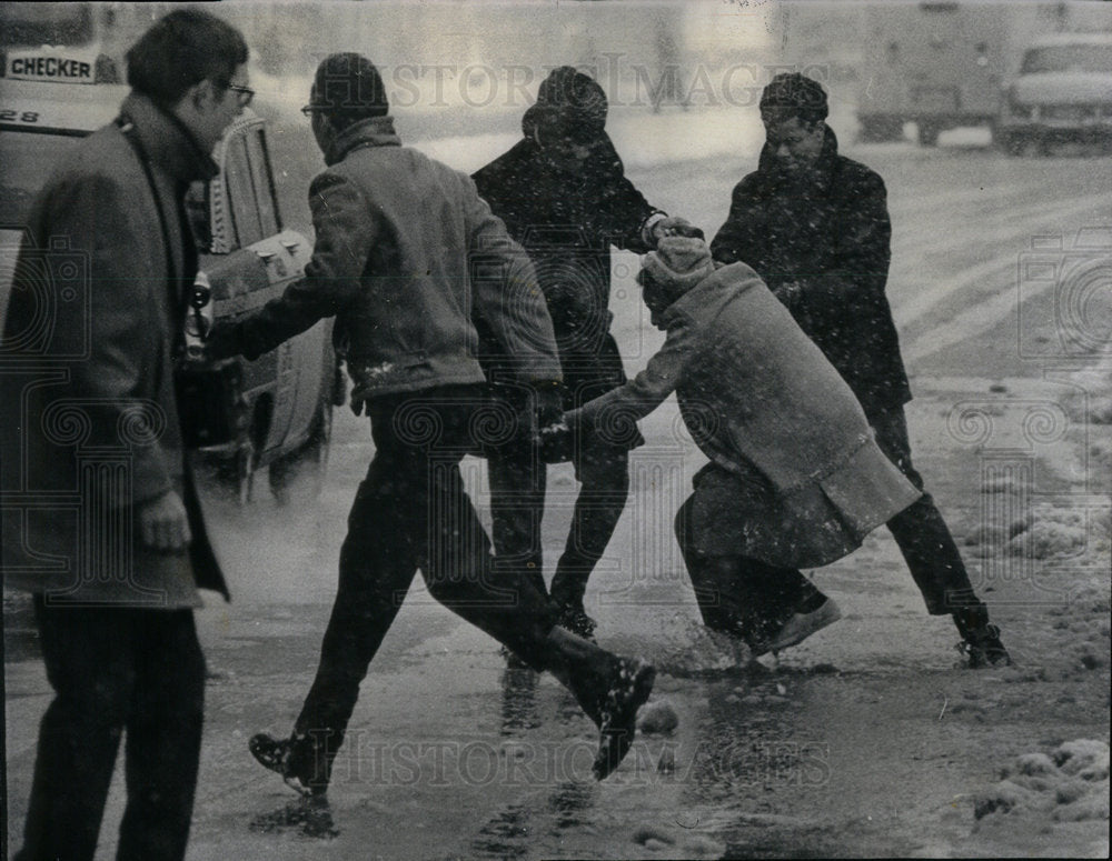 1970 Chicago Survives Winter&#39;s Death Throes - Historic Images